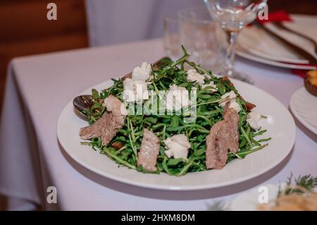 Salade avec arugula, fromage et viande Banque D'Images