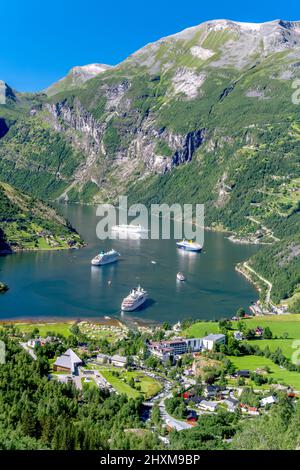 Vue sur le port de Geirangerfjord avec plusieurs navires de croisière à l'ancre, depuis le sommet de la montagne, en Norvège Banque D'Images