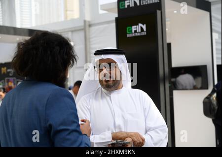 DUBAÏ, Émirats arabes Unis, 13th mars 2022. Les exposants interagissent au Sommet WOW de Dubaï (monde de Web3). Cet événement est un rassemblement important de décideurs senior qui discutent de l'impact de la blockchain et des technologies associées sur les services financiers Banque D'Images