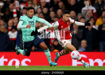 13th mars 2022 ; The Emirates, Islington, Londres, Angleterre. Première ligue de football, Arsenal contre Leicester City: Gabriel Martinelli d'Arsenal prend James Justin de Leicester City Banque D'Images