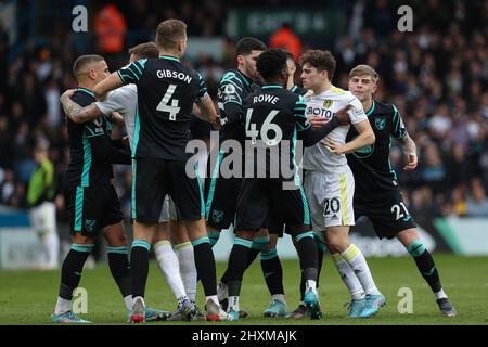 Leeds, Royaume-Uni. 13th mars 2022. Daniel James est tenu en arrière une hausse de tempers entre les deux équipes tandis que l'arbitre Stuart Attwell va vérifier l'écran VAR pour une pénalité potentielle à Norwich à Leeds, Royaume-Uni le 3/13/2022. (Photo de James Heaton/News Images/Sipa USA) crédit: SIPA USA/Alay Live News Banque D'Images