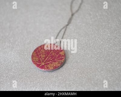 collier avec pendentif de texture de feuilles d'argile polymère fait main Banque D'Images