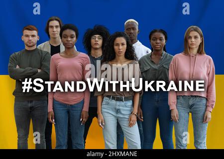 Hashtag Stand avec l'Ukraine Layered sur le groupe multiethnique de personnes, collage Banque D'Images