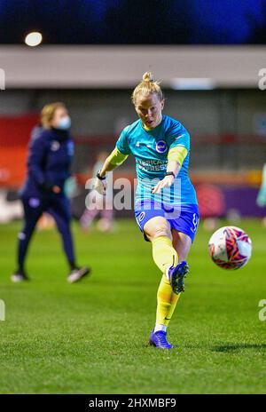 Crawley, Royaume-Uni. 13th mars 2022. Daniella Bowman de Brighton et Hove Albion se réchauffe avant le match de Super League féminin de la FA entre Brighton et Hove Albion Women et Arsenal au People's Pension Stadium, le 13th 2022 mars à Crawley, au Royaume-Uni. (Photo de Jeff Mood/phcimages.com) Credit: PHC Images/Alamy Live News Banque D'Images