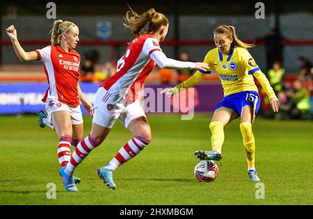 Crawley, Royaume-Uni. 13th mars 2022. Kayleigh Green de Brighton et Hove Albion contrôle le ballon lors du match de Super League féminin de la FA entre Brighton et Hove Albion Women et Arsenal au People's Pension Stadium, le 13th 2022 mars à Crawley, au Royaume-Uni. (Photo de Jeff Mood/phcimages.com) Credit: PHC Images/Alamy Live News Banque D'Images