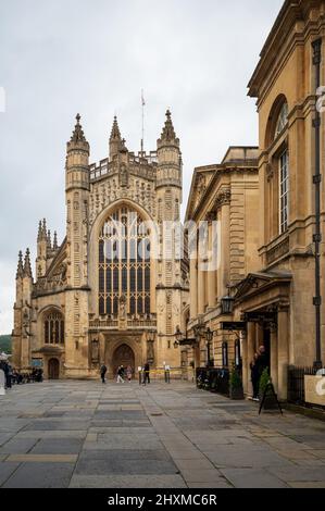 Ville de Bath, Royaume-Uni. 07-08-2021. Visite l'après-midi de l'abbaye de Bath, sur la place de la ville, à côté des anciens thermes romains restaurés de l'époque victorienne. Banque D'Images