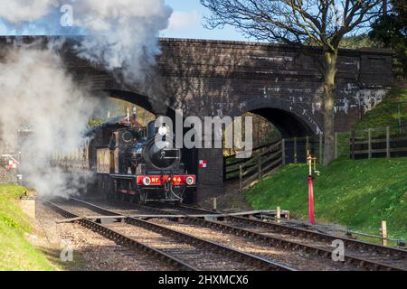 Train à vapeur quittant la station Poppy Line à Weybourne, dans le nord de Norfolk, au royaume-uni Banque D'Images