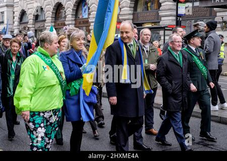 Londres, Royaume-Uni. 13th mars 2022. Le défilé annuel de la Saint-Patrick revient dans la capitale après deux ans de hiatus en raison de la pandémie du coronavirus. Le premier ministre irlandais Michael Martin s'est joint à l'événement, portant les couleurs de l'Ukraine et marchant le long de son drapeau. Le Taoiseach a dit qu'il voulait faire preuve de solidarité avec le peuple ukrainien. Banque D'Images