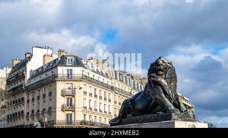 Paris, France, magnifique place du lion Denfert-Rochereau dans le 14E arrondissement, avec des bâtiments typiques Banque D'Images