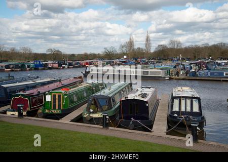 Des bateaux étroits privés amarrés dans une marina sur la branche Middlewich du canal Shropshire Union Banque D'Images