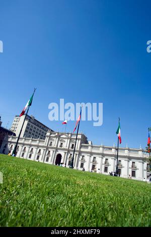 PELOUSE VERTE PALACIO DE LA MONEDA PLAZA DE LA CONSTITUCION SANTIAGO CHILI Banque D'Images