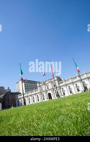 PELOUSE VERTE PALACIO DE LA MONEDA PLAZA DE LA CONSTITUCION SANTIAGO CHILI Banque D'Images