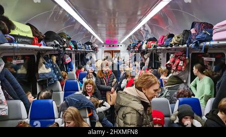 3 mars 2022 Ukraine, Lviv. Des femmes et des enfants sont assis dans un train d'évacuation pour se rendre en Pologne. Réfugiés ukrainiens. Guerre Banque D'Images