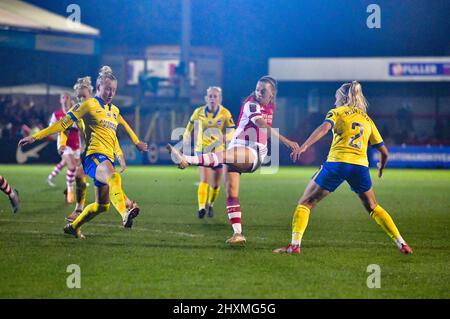 Crawley, Royaume-Uni. 13th mars 2022. Katie McCabe d'Arsenal a pris une balle dans le but lors du match de Super League féminin de la FA entre Brighton & Hove Albion Women et Arsenal au People's Pension Stadium, le 13th 2022 mars à Crawley, au Royaume-Uni. (Photo de Jeff Mood/phcimages.com) Credit: PHC Images/Alamy Live News Banque D'Images