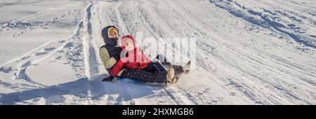 Maman et son fils traînant sur la BANNIÈRE de montagne, FORMAT LONG Banque D'Images