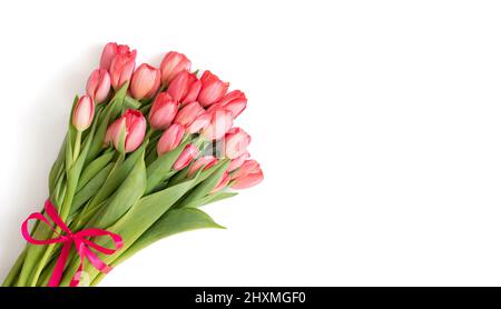 Bouquet de tulipes roses avec noeud isolé sur fond blanc. Belles fleurs de printemps. Saint-Valentin, concept de la Fête des mères. Espace de copie, vue de dessus, f Banque D'Images