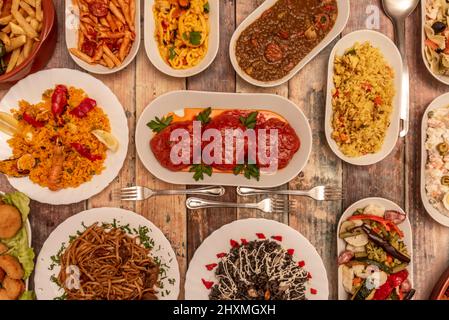 Ensemble de plats espagnols assortis avec poivrons farcis, lentilles compodées avec chorizo, riz noir avec calamar, paella de Valence, salade russe et C Banque D'Images