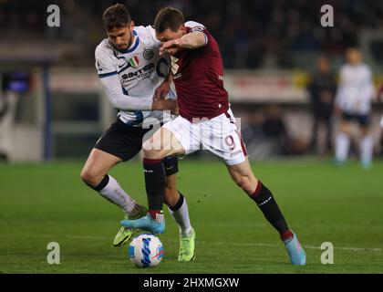 Turin, Italie, le 13th mars 2022. Andrea Ranocchia du FC Internazionale est en conflit avec Andrea Belotti du FC Torino dans la zone de pénalité pendant le match de la série A au Stadio Grande Torino, Turin. Le crédit photo devrait se lire: Jonathan Moscrop / Sportimage Banque D'Images