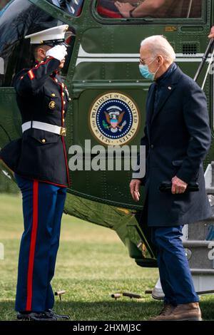 Washington, DC, Etats-Unis, 13 mars 2022. LE président AMÉRICAIN Joe Biden démis Marine One sur la pelouse sud de la Maison Blanche à Washington, DC, Etats-Unis, le 13 mars 2022. Le président Biden et la première dame Jill Biden reviennent d'un week-end à Camp David. Banque D'Images