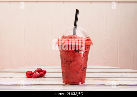 Un smoothie est un milk-shake de fruits commercialisé avec cette appellation. Il s'agit d'une boisson crémeuse sans alcool préparée à partir de morceaux de fruits et de jus, concentrés ou Banque D'Images