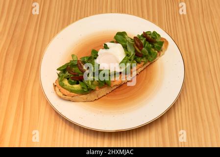 Toasts aux œufs, jambon Serrano et asperges. Œufs rappelant les bénédictins mais avec une touche ibérique Banque D'Images