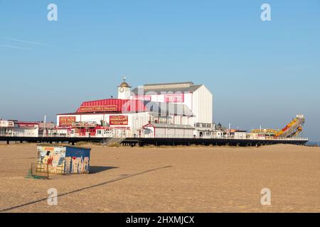 Une photo à distance de Britannia Pier à Great Yarmouth, dans le nord de Norfolk, au Royaume-Uni, montrant les montagnes russes à l'extrémité de la jetée Banque D'Images