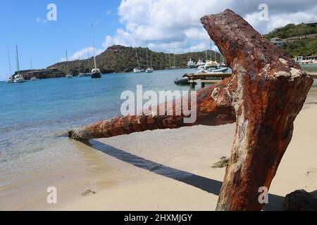 Énorme point d'ancrage rouillé sur la plage de Galleon près du port anglais à Antigua-et-Barbuda Banque D'Images