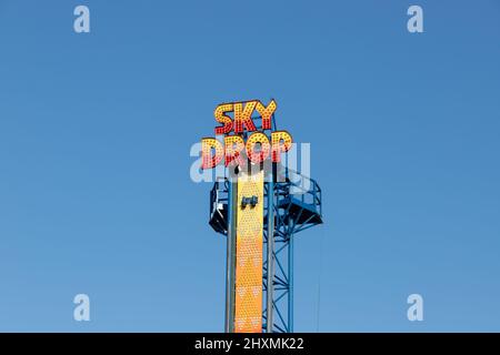 Promenade dans le parc d'attractions Sky Drop à Great Yarrmouth Pleasure Beach, dans le nord de Norfolk, au Royaume-Uni Banque D'Images