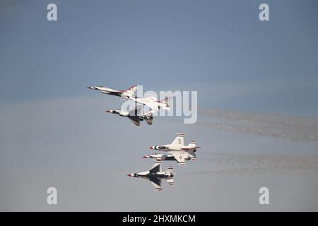 Formation séparée des Thunderbirds de la Force aérienne des États-Unis au départ de NAF El Centro, en Californie, après un entraînement d'hiver Banque D'Images