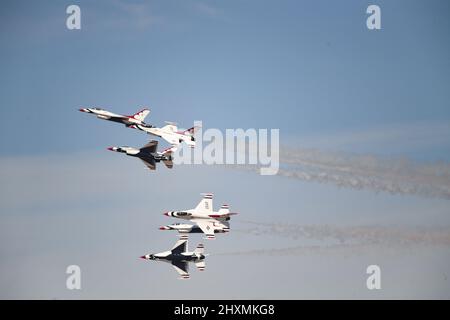 Formation séparée des Thunderbirds de la Force aérienne des États-Unis au départ de NAF El Centro, en Californie, après un entraînement d'hiver Banque D'Images