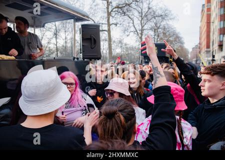 Londres, Angleterre, Royaume-Uni 13 mars 2022 Save Our Scene, défilé de danse pour la paix, événement de collecte de fonds pour le Comité d'urgence des catastrophes et solidarité avec la population de l'Ukraine. Plusieurs milliers de personnes, dont six systèmes sonores ont défilé dans les rues de Londres pour protester contre la guerre en Ukraine Banque D'Images