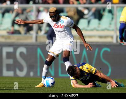 VÉRONE, ITALIE - MARS 13: Victor Osimhen de SSC Napoli concurrence pour le ballon avec Giovanni Simeone de Hellas Verona, pendant la série Un match entre Hellas et SSC Napoli au Stadio Marcantonio Bentegodi le 13 mars 2022 à Vérone, Italie. (Photo par MB Media) Banque D'Images