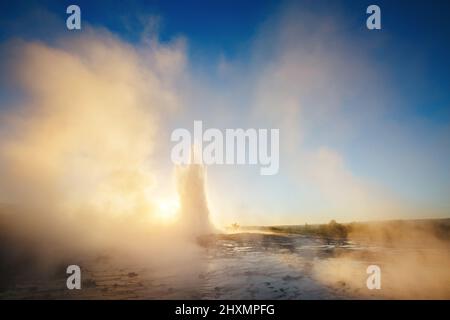 Superbe vue sur le geyser de Strokkur à la lumière du matin. Attraction touristique populaire. Scène spectaculaire et magnifique. Emplacement place Geyser Park, Hvita River, Hauk Banque D'Images