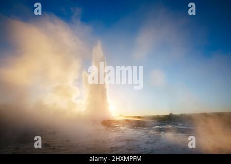 Superbe vue sur le geyser de Strokkur à la lumière du matin. Attraction touristique populaire. Scène spectaculaire et magnifique. Emplacement place Geyser Park, Hvita River, Hauk Banque D'Images