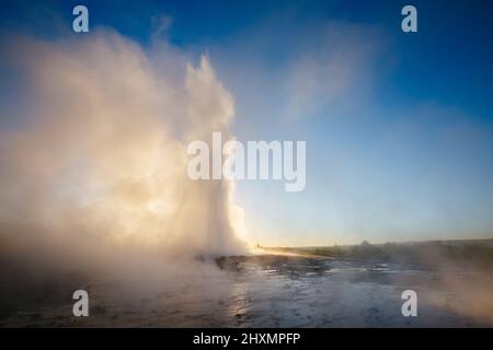 Superbe vue sur le geyser de Strokkur à la lumière du matin. Attraction touristique populaire. Scène inhabituelle et magnifique. Emplacement place Geyser Park, Hvita River, Hauka Banque D'Images