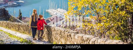 BANNER, LONG FORMAT Maman et fils voyageurs au Monténégro dans la vieille ville de Kotor échelle de Kotor Fortress randonnée sentier. Vue aérienne de drone Banque D'Images