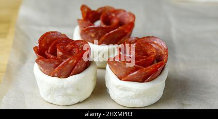 gâteau au pepperoni en forme de rose. pâtisserie avec salami. pâtisserie feuilletée maison prête à cuire. Banque D'Images