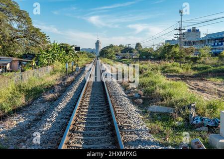 Chemin de fer traversant Hua Hin, Thaïlande en direction du sud. Banque D'Images