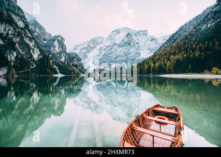 Grande scène le lac alpin Braies (Pragser Wildsee). Emplacement place Parc national des Dolomites Fanes-Sennes-Braies, Italie. Europe. Rétro traité croisé Banque D'Images