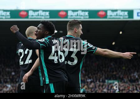 Leeds, Royaume-Uni. 13th mars 2022. Jonathan Rowe #46 de Norwich City pompe son poing aux supporters itinérants comme Kenny McLean #23 de Norwich City marque et le fait 1-1 à Leeds, Royaume-Uni le 3/13/2022. (Photo de James Heaton/News Images/Sipa USA) crédit: SIPA USA/Alay Live News Banque D'Images