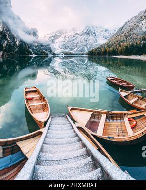 Grande scène le lac alpin Braies (Pragser Wildsee). Emplacement place Parc national des Dolomites Fanes-Sennes-Braies, Italie. Europe. Rétro traité croisé Banque D'Images