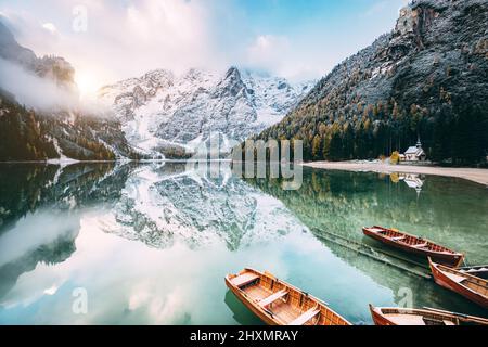 Grande scène le lac alpin Braies (Pragser Wildsee). Emplacement place Parc national des Dolomites Fanes-Sennes-Braies, Italie. Europe. Rétro traité croisé Banque D'Images