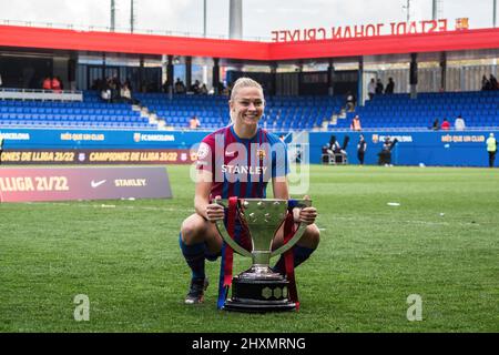 Barcelone, Espagne. 13th mars 2022. Fridolina Rolfo du FC Barcelone pose pour une photo avec un trophée lors du match Primera Iberdrola entre le FC Barcelona Femeni et le Real Madrid Femenino au stade Johan Cruyff. Score final; FC Barcelona Femeni 5:0 Real Madrid Femenino. (Photo de Thiago Prudencio/SOPA Images/Sipa USA) crédit: SIPA USA/Alay Live News Banque D'Images