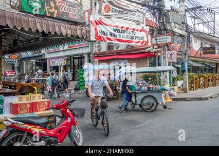 Scène urbaine de Hua Hin.C'est un vieux village de pêcheurs qui est devenu l'une des destinations de voyage les plus populaires en Thaïlande. Banque D'Images