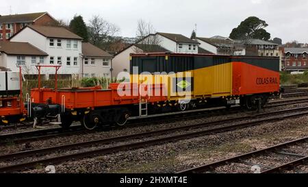 Une grue lourde et des wagons Colas Rail à Paignton, en attente d'utilisation sur le pont de remplacement dans la région de Livermead à Torquay, Devon, Angleterre, Royaume-Uni. Banque D'Images