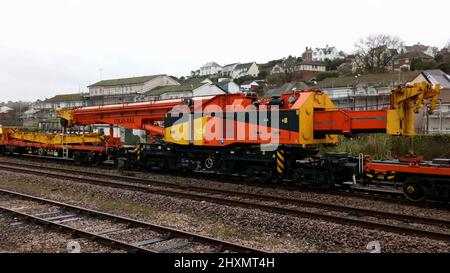 Une grue lourde et des wagons Colas Rail à Paignton, en attente d'utilisation sur le pont de remplacement dans la région de Livermead à Torquay, Devon, Angleterre, Royaume-Uni. Banque D'Images