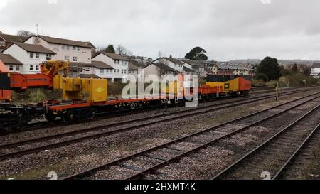 Une grue lourde et des wagons Colas Rail à Paignton, en attente d'utilisation sur le pont de remplacement dans la région de Livermead à Torquay, Devon, Angleterre, Royaume-Uni. Banque D'Images