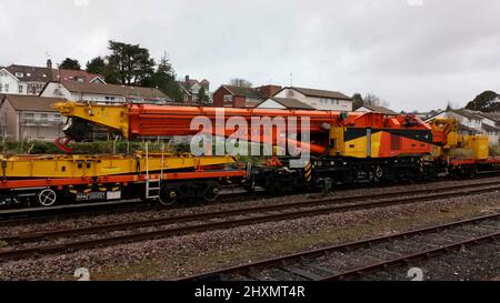 Une grue lourde et des wagons Colas Rail à Paignton, en attente d'utilisation sur le pont de remplacement dans la région de Livermead à Torquay, Devon, Angleterre, Royaume-Uni. Banque D'Images