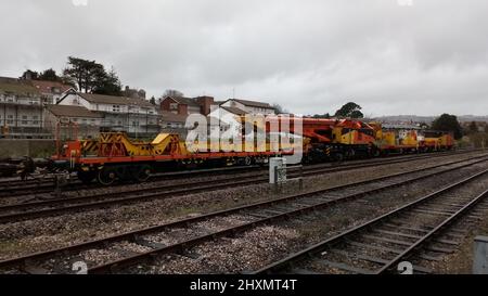 Une grue lourde et des wagons Colas Rail à Paignton, en attente d'utilisation sur le pont de remplacement dans la région de Livermead à Torquay, Devon, Angleterre, Royaume-Uni. Banque D'Images