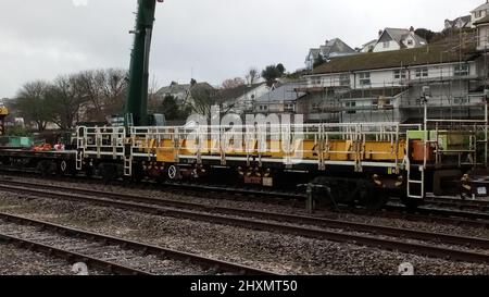 Une grue lourde et des wagons Colas Rail à Paignton, en attente d'utilisation sur le pont de remplacement dans la région de Livermead à Torquay, Devon, Angleterre, Royaume-Uni. Banque D'Images